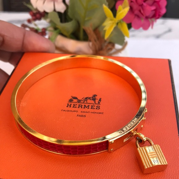 💯Authentic HERMES Kelly Cadena Lizard Motiff Bangle in Gold Kelly lock setting - Picture 3 of 17